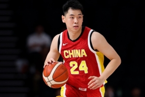 崔永熙遇強敵，伊朗男籃半場緊咬中國男籃，強強對決火花四濺