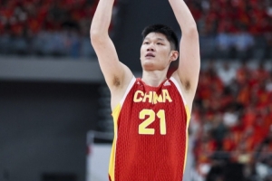 中國男籃逆風堅守，更衣室中淚灑戰場