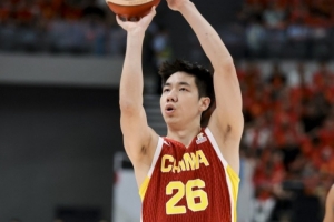 爭議時刻！朱俊龍傷退，中國男籃半場落后，日本男籃逆襲之路成焦點