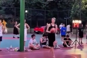 商務籃球？俄羅斯大妹子穿高跟鞋秀背后勾手+胯下運球