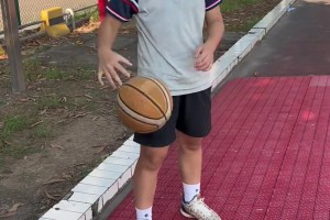 小女孩左手可以連續抓球？我知道評論區有很多兄弟不舒服了
