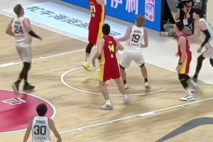 球迷實拍：中國男籃簡單球連續(xù)3次打不進！太傷士氣了！