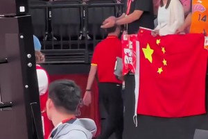 中國男籃負伊朗 教練團隊快速離場球員還在場上致敬全場球迷
