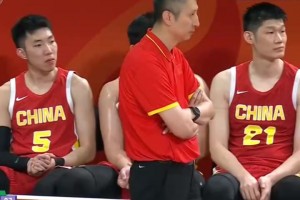 打懵了！中國(guó)男籃賽后走錯(cuò)路，蘇群吐槽郭士強(qiáng)戰(zhàn)術(shù)：承擔(dān)責(zé)任