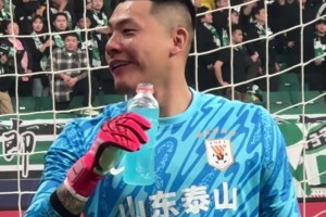 打是親罵是愛！來看王大雷與工體國安北看臺對飆名場面