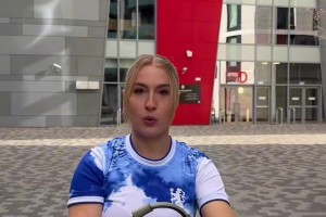 遭打臉！賽前切爾西女球迷中指嘲諷布倫特福德